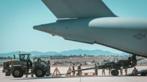 У США показали, як грузять для відправки в Україну гаубиці M777