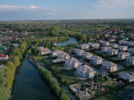 Де краще купити новий готовий будинок для родини поблизу столиці?