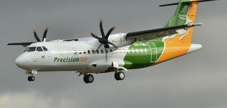 (Укр) Пасажирський літак упав в озеро в Танзанії