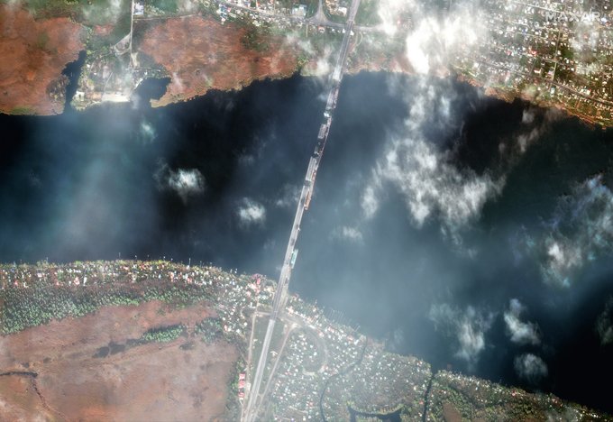 Опубліковано супутникові знімки зруйнованих мостів та пошкодженої дамби у Херсонській області