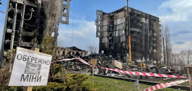 Бенксі опублікував перший пост цього року. Це графіті на зруйнованому будинку у Бородянці