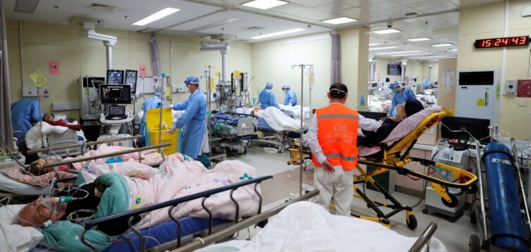 Китайські лікарні переповнені через стрімке зростання заражень COVID-19 – Reuters