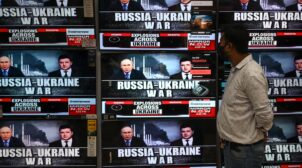 Россия создает фейки о войне в Украине, чтобы манипулировать европейцами — Bloomberg