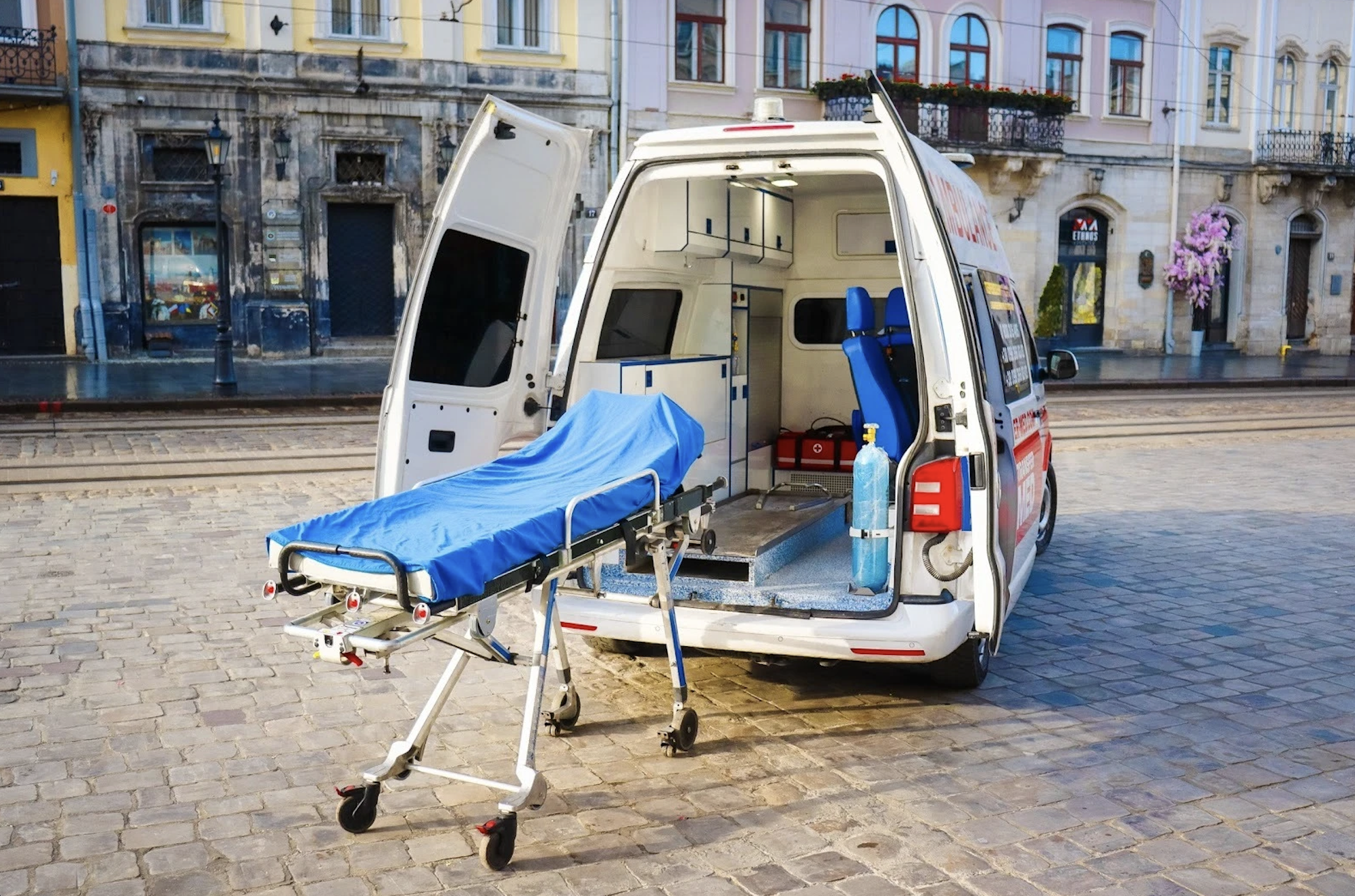 Чому евакуація лежачих хворих потребує спецтранспорту?