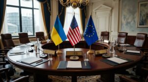 Прапори України США та Євросоюзу